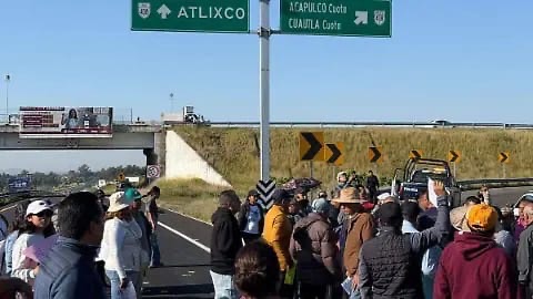 Maestra desaparece en Puebla y familiares, amigos y compañeros presionan con el bloqueo de vía Atlixcáyotl