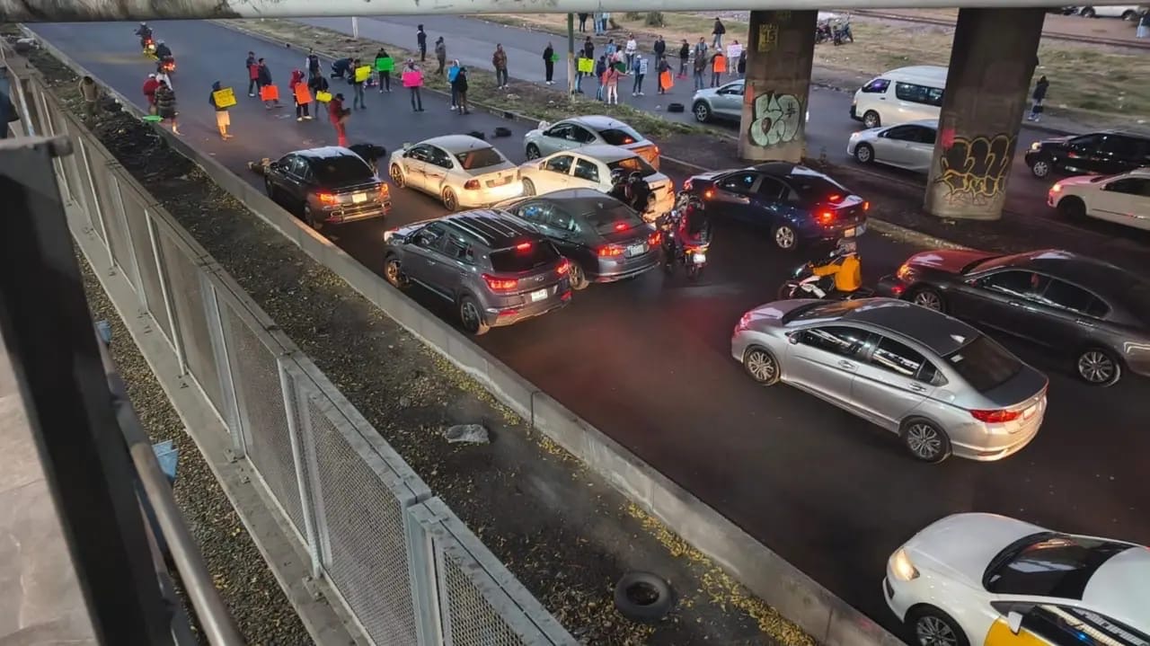 Bloqueo de «piperos» y accidente complican el tránsito en la autopista México-Puebla