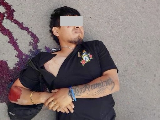 Balean a joven frente a supermercado en Puebla