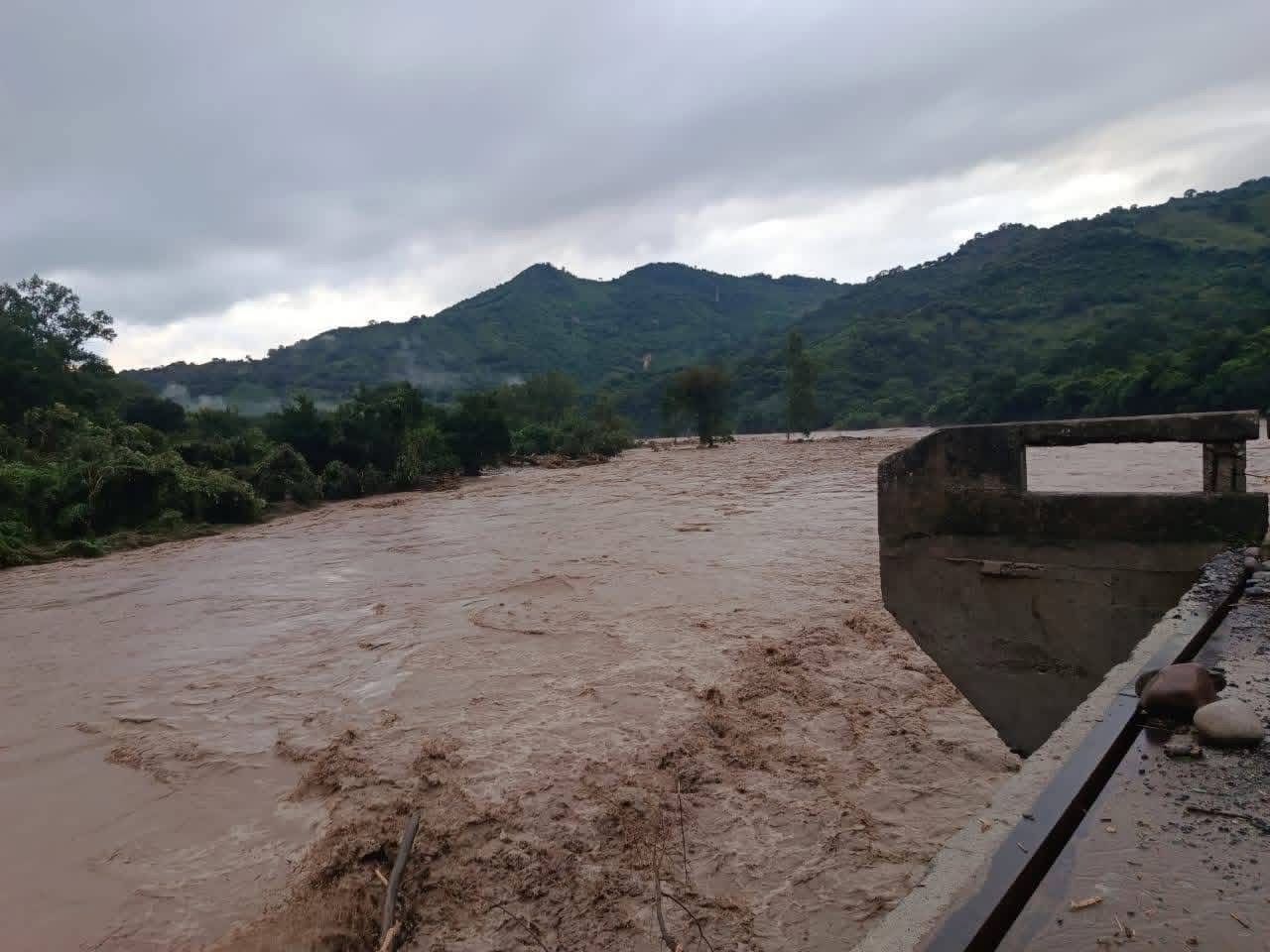 Maestra originaria de Tlatlauquitepec pide auxilio aéreo a la gobernadora Rocío Nahle; quedó atrapada en la Huasteca veracruzana