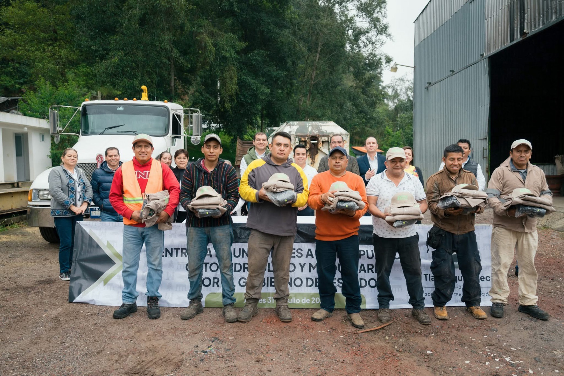 Entregan uniformes al personal de Limpia Pública y maquinaria estatal refuerza servicios en Tlatlauquitepec