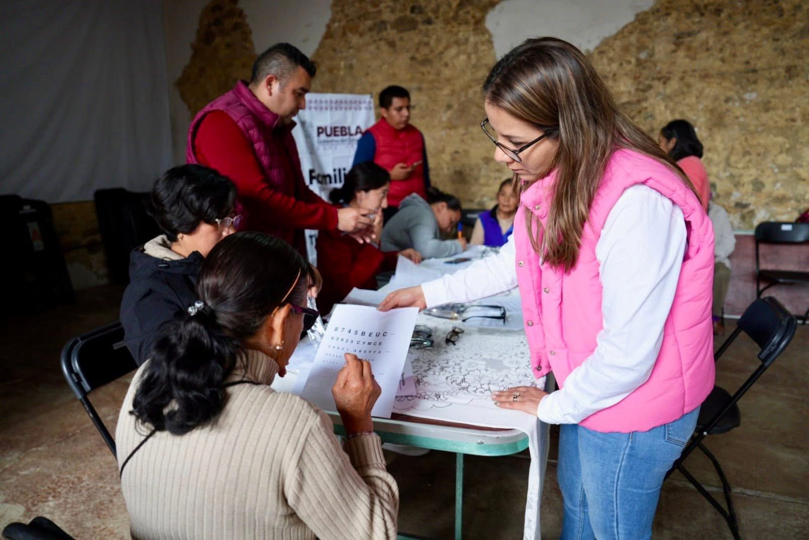 Entregan anteojos para vista cansada a personas adultas mayores en Tlatlauquitepec