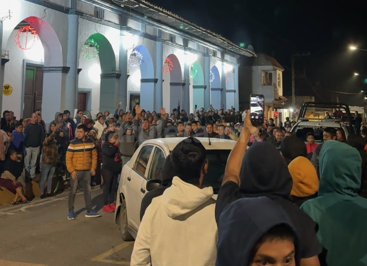Cansados de la opacidad, pobladores de Yahonáhuac toman la presidencia municipal