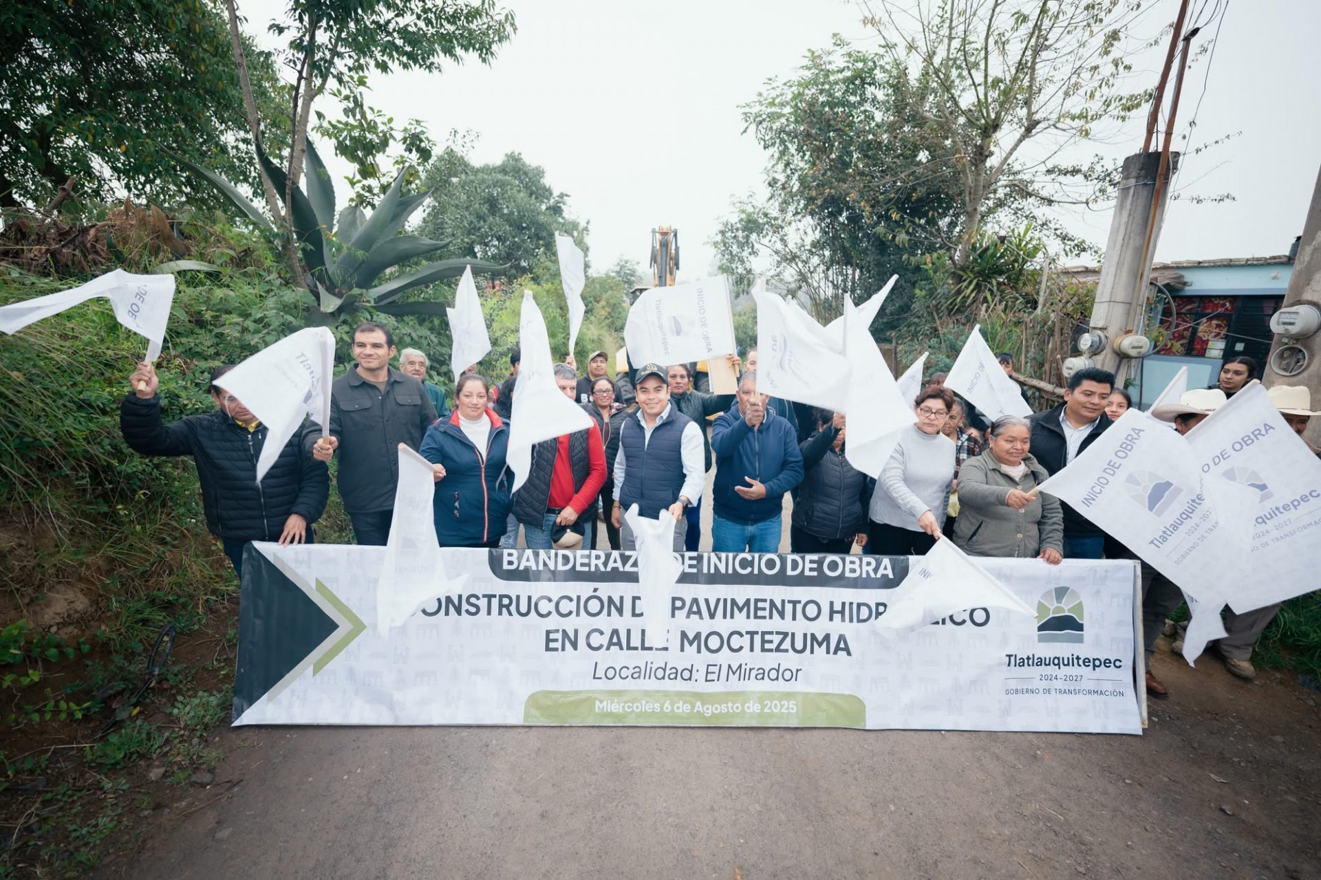 Más obras para Tlatlauquitepec: inicia pavimentación en Analco
