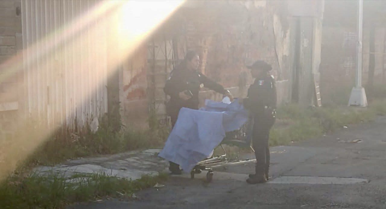 Encuentran cuerpo de mujer en carrito de supermercado en Puebla