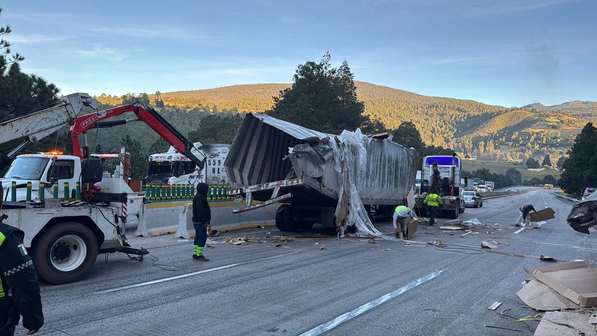 Continúa el caos en la autopista México-Puebla tras volcadura de tráiler y paraliza el tránsito por varias horas