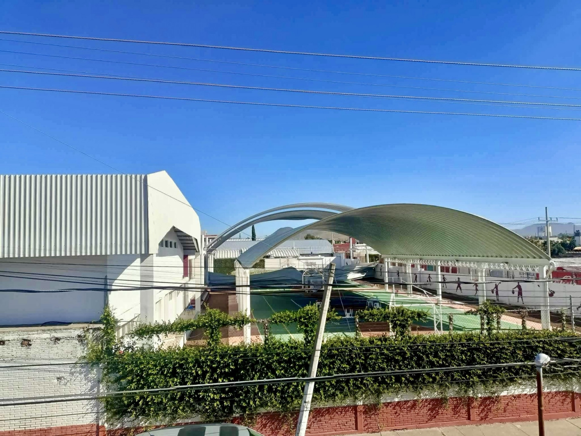 Cuatro lesionados tras desplomarse lámina de domo en secundaria de Puebla