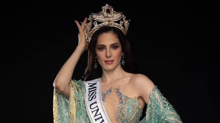 Representante de Miss Universo se comporta misógino contra Fátima Bosh, representante mexicana en Indonesia: ¡Cállate!, le dice.