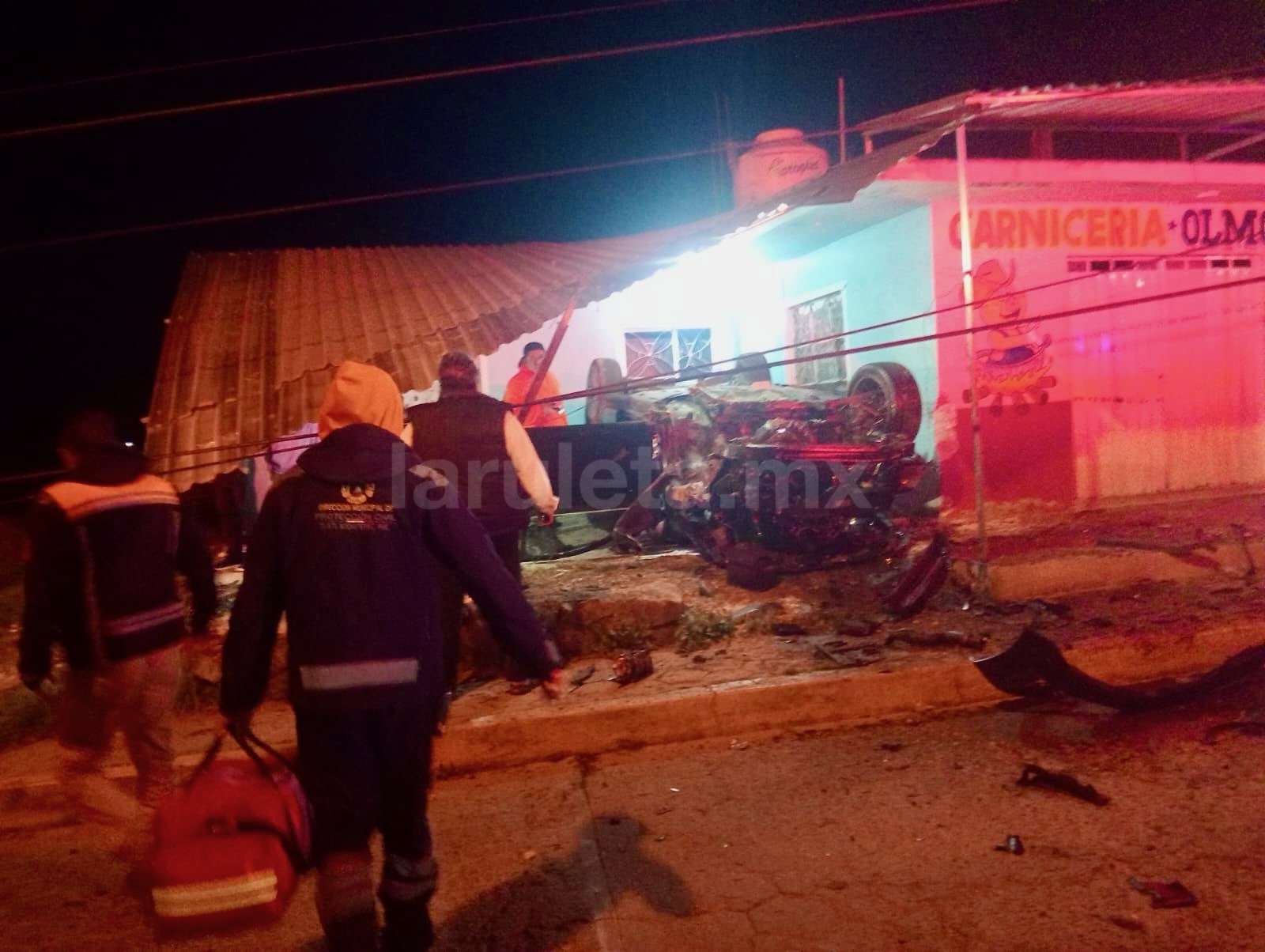 Borrachos provocan destrozos y terminan volcados dentro de una taquería en Tlatlauquitepec