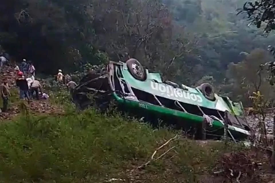 Tragedia en la sierra veracruzana: autobús cae a barranco y deja al menos ocho muertos