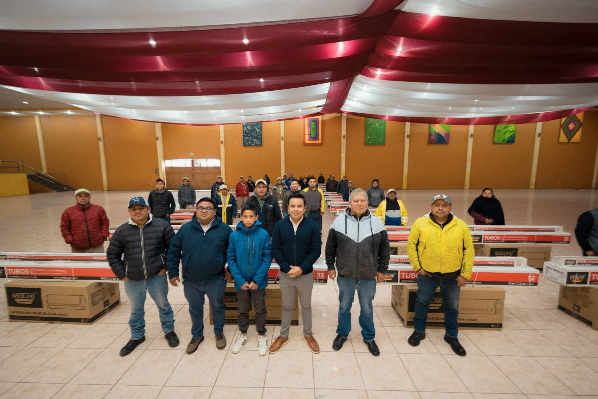 Reconocen labor del personal de Limpia Pública con entrega de calentadores solares en Tlatlauquitepec