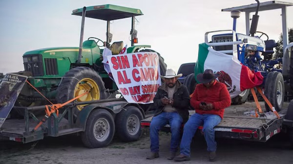 Productores cercan San Lázaro en rechazo a la Ley de Aguas