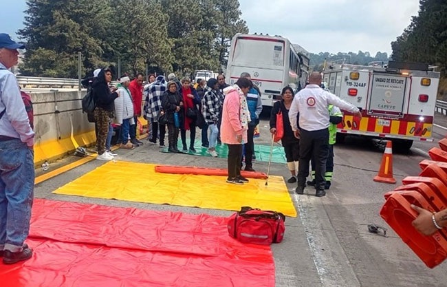 Accidente en la México–Puebla deja un muerto y 33 heridos