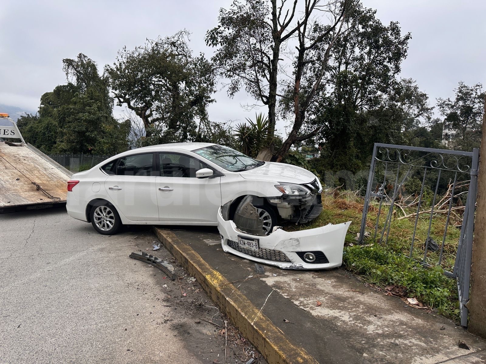 Estudiante de la prepa Audirac impacta su auto y se da a la fuga en Teziutlán