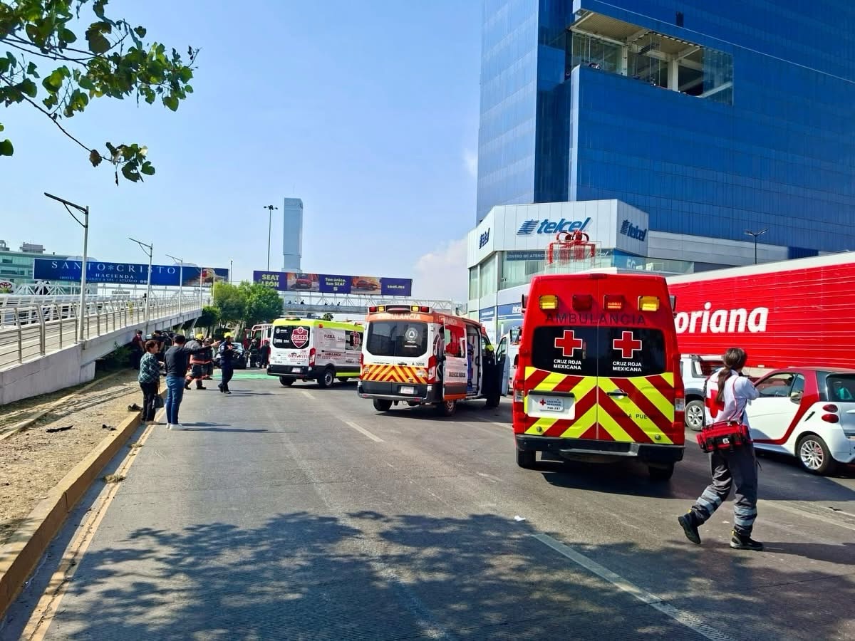 Carambola en la Vía Atlixcáyotl deja una joven muerta y nueve heridos en Puebla