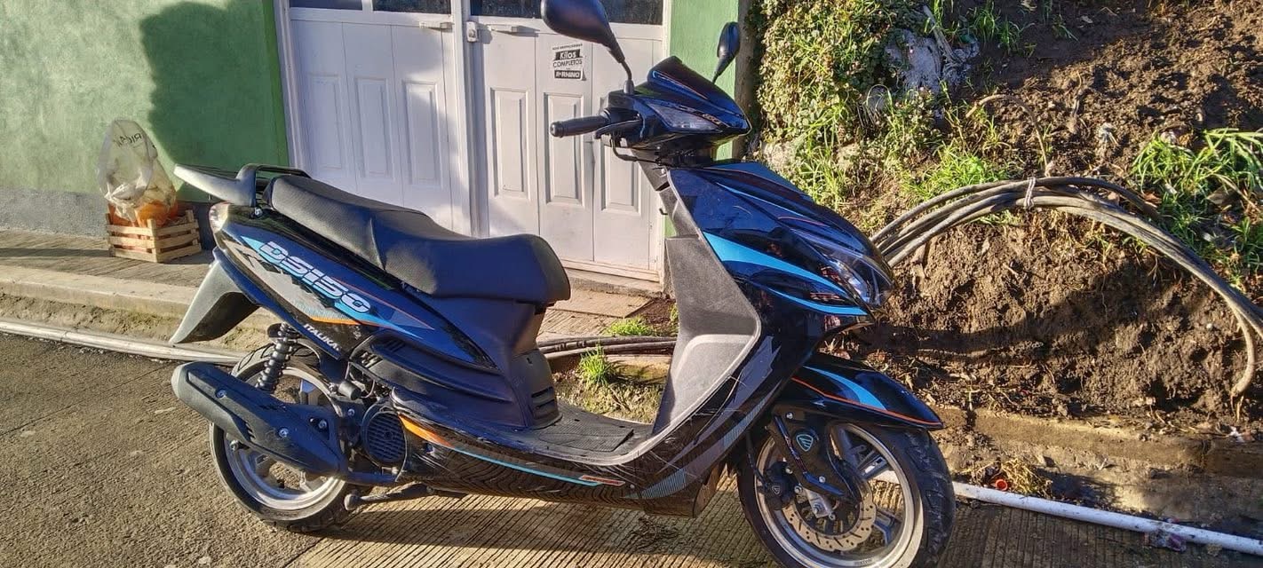 Otra vez se les peló Baltazar en Chignautla: abandona motoneta robada y huye frente a la policía