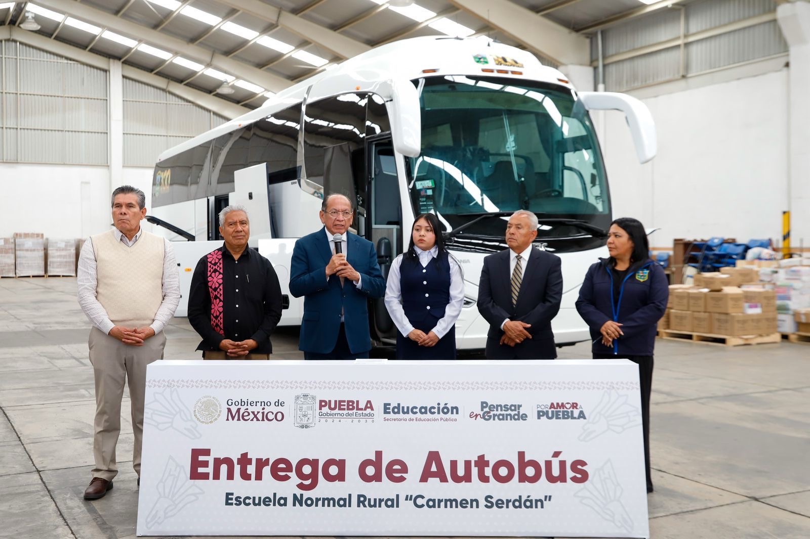 Gobierno Federal concreta entrega de autobús a la Normal Rural “Carmen Serdán”