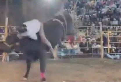 Jinete resulta gravemente herido tras ser embestido por un toro en mega jaripeo de Huehuetlán el Chico