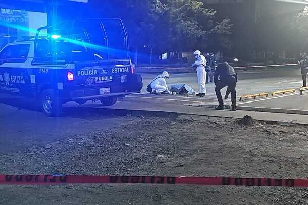 Ejecutan a un hombre en el estacionamiento de una farmacia al sur de Puebla