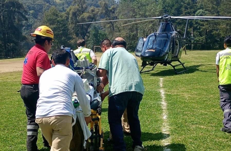 Cae y sufre traumatismo craneoencefálico; lo trasladan en ambulancia aérea desde Zacapoaxtla