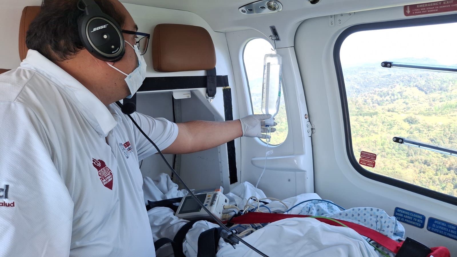 Por complicaciones, trasladan por aire a mujer embarazada desde Cuetzalan