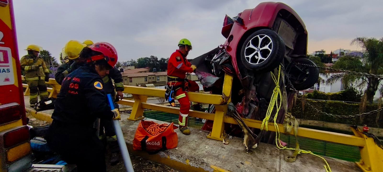 Auto queda colgando en Periférico Ecológico; hay una mujer muerta