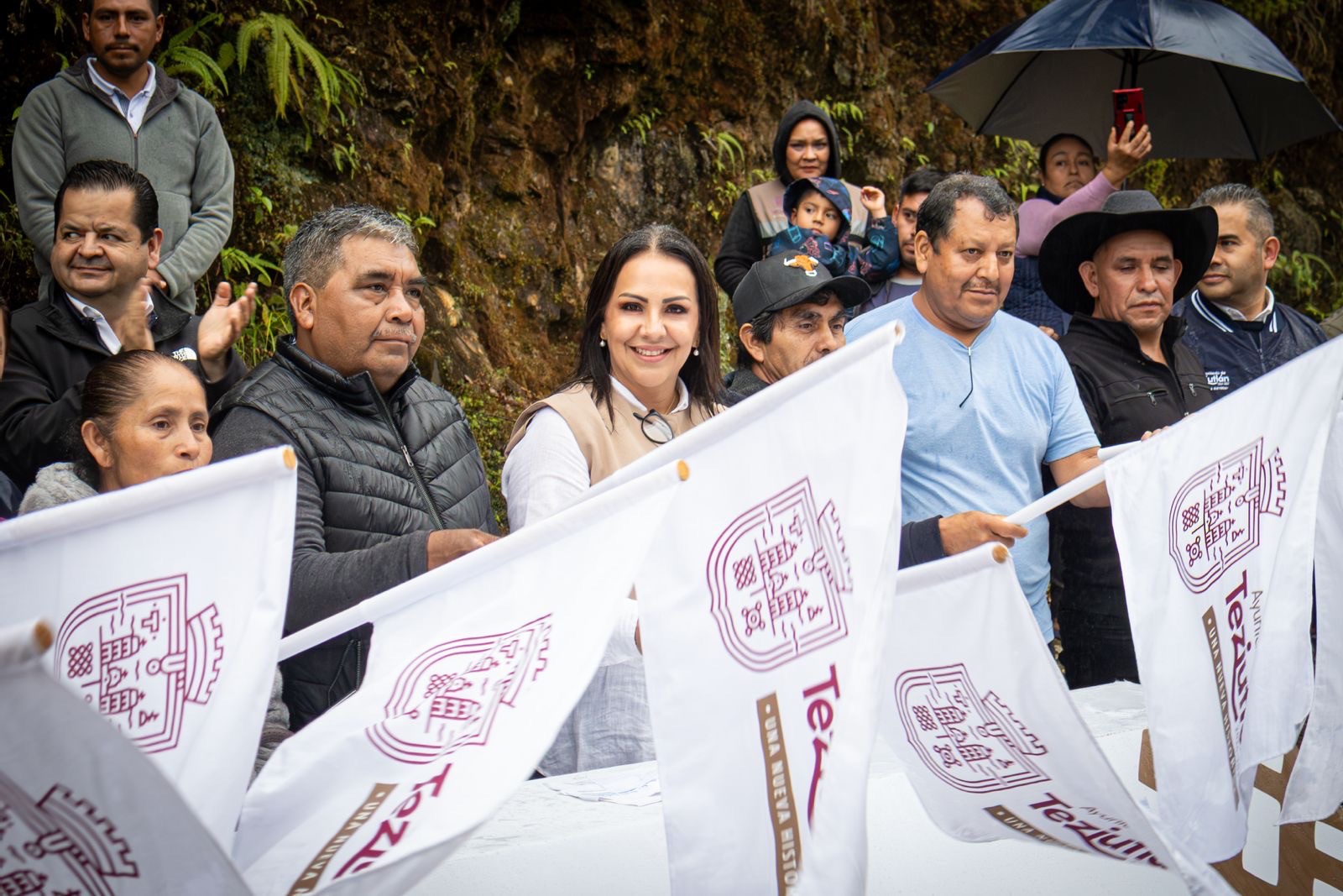 Karla Martínez arranca obras y entrega apoyos en Coyopol y Ahuata