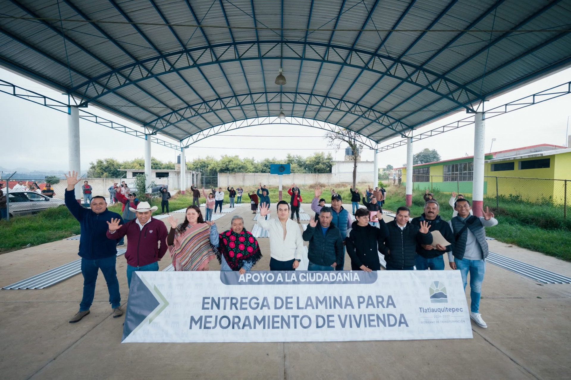 Entregan apoyos para mejoramiento de vivienda a familias de Tochimpa