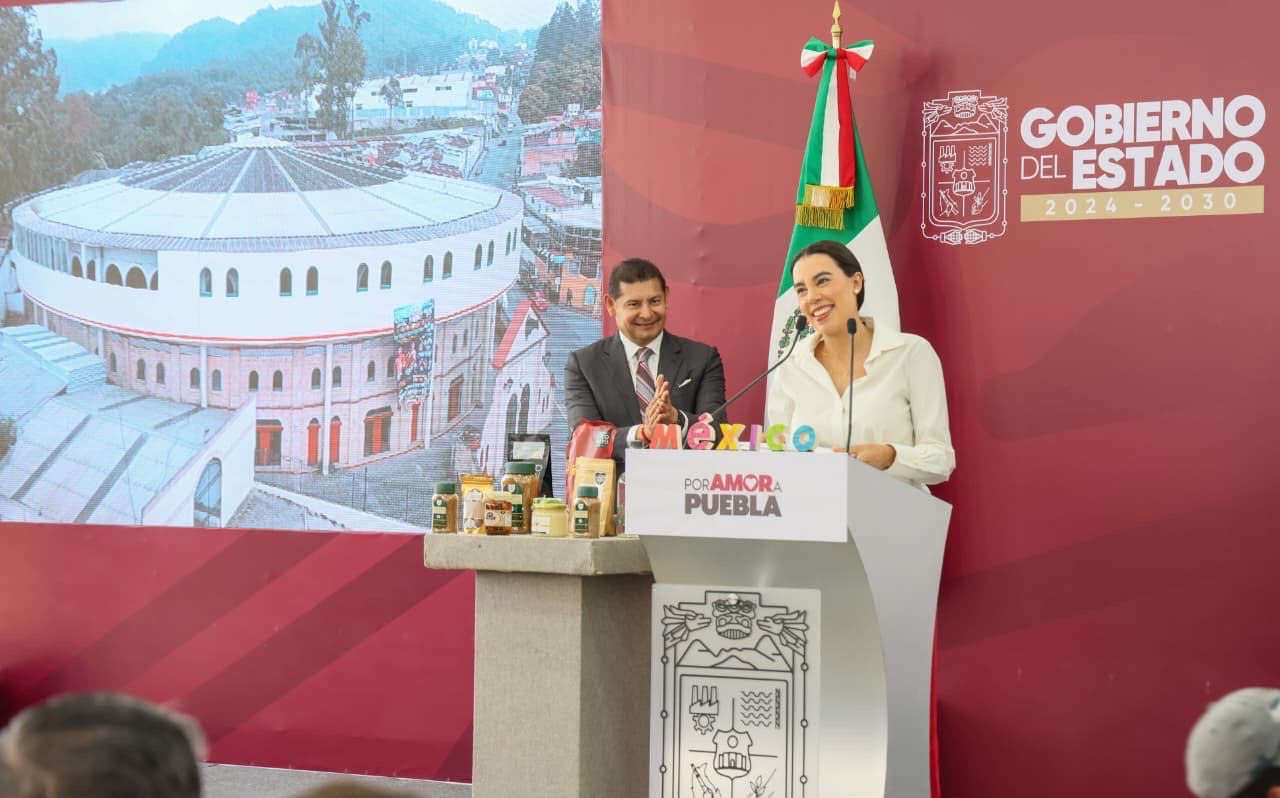 Alejandro Armenta y Josefina Rodríguez presentan el Tianguis Turístico México 2027 en Puebla.
